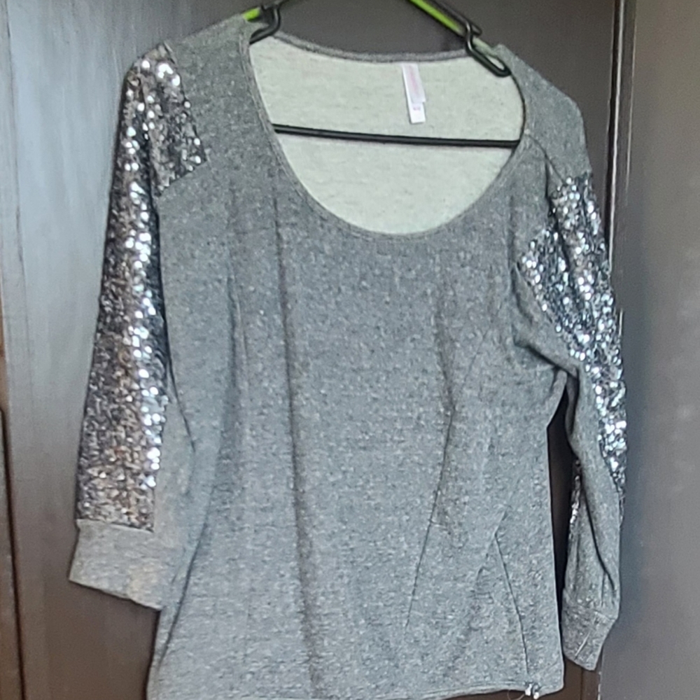 Wonens 3/4 sleeve gray shirt with silver sequin sleeves.